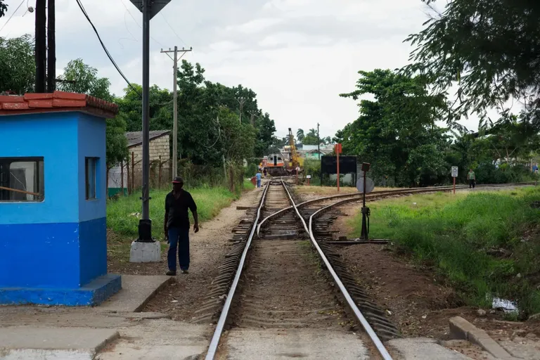 Zwrotnica kolejowa rozdzielająca tory obok budki dróżnika