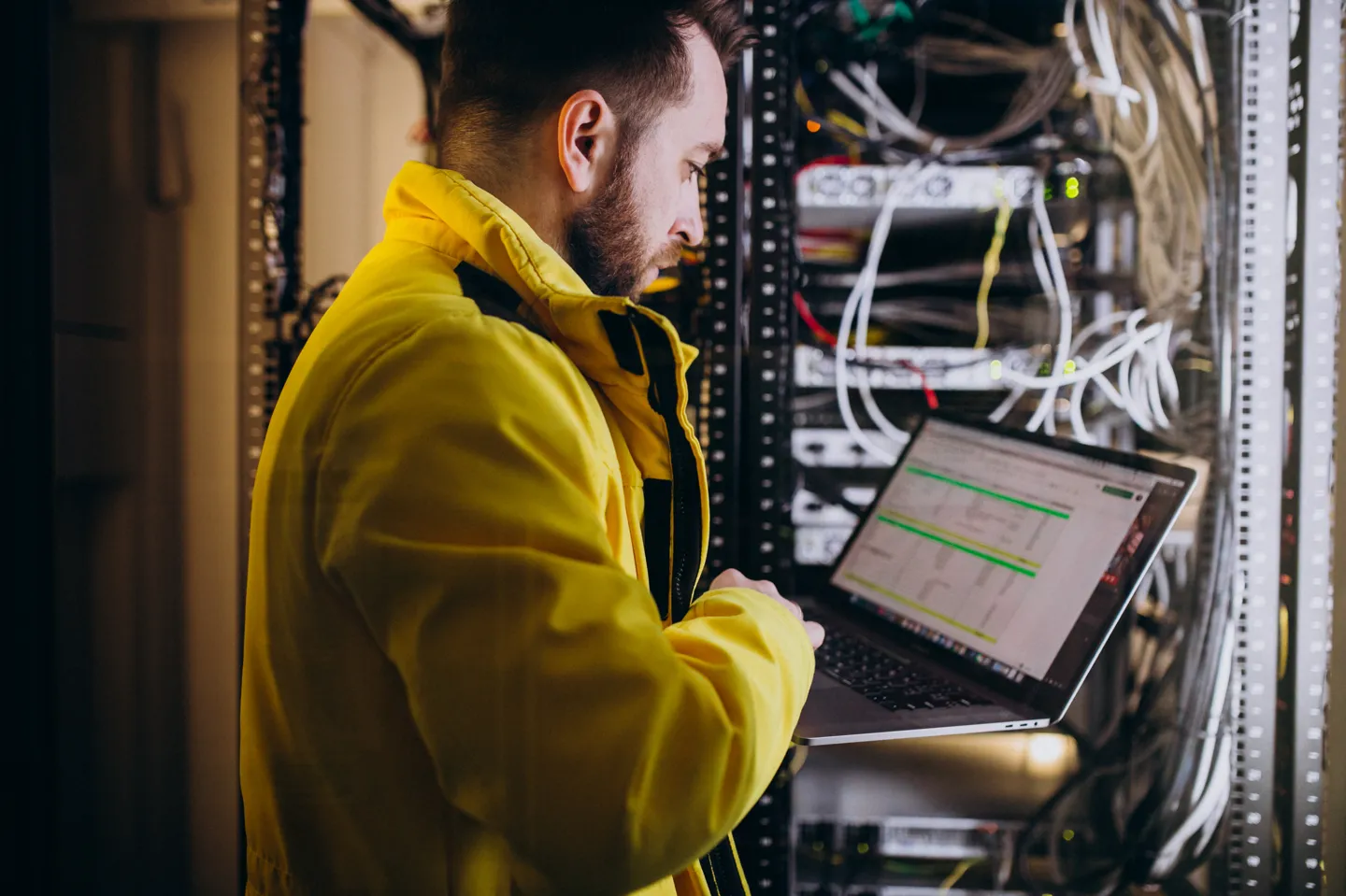 Administrator IT analizuje działanie programu przy komputerze