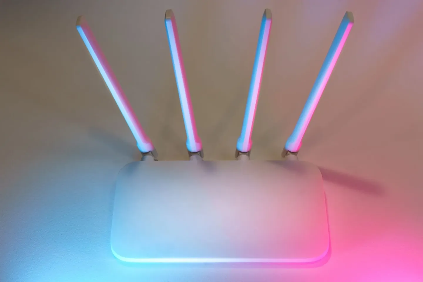 Biały router z czterema uniesionymi antenami
