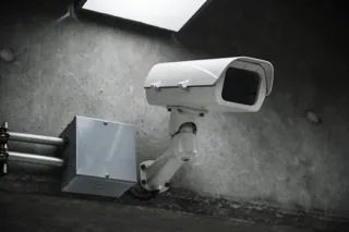 Kamera monitoringu zamontowana na ścianie