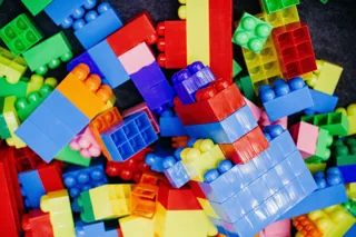 Stos kolorowych plastikowych klocków konstrukcyjnych w różnych kształtach