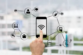 Telefon na którym wyświetla się ikonka wifi. Z telefonu wychodzą powiązania z innymi urządzeniami na wifi oraz połączenia z smart home i biznesem.